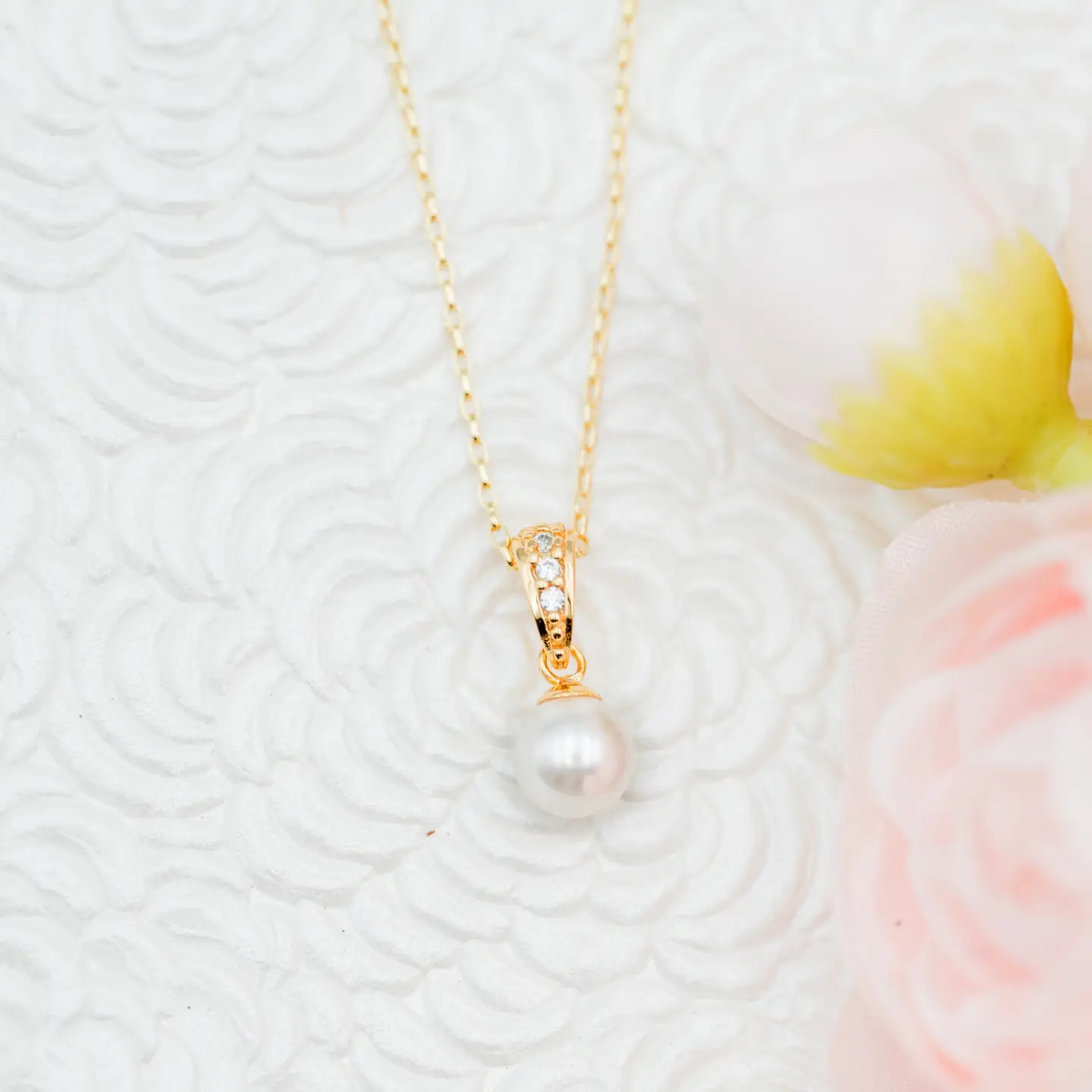 White Pearl Pendant Necklace